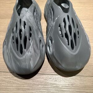 adidas Yeezy Foam RNR
MX Granite